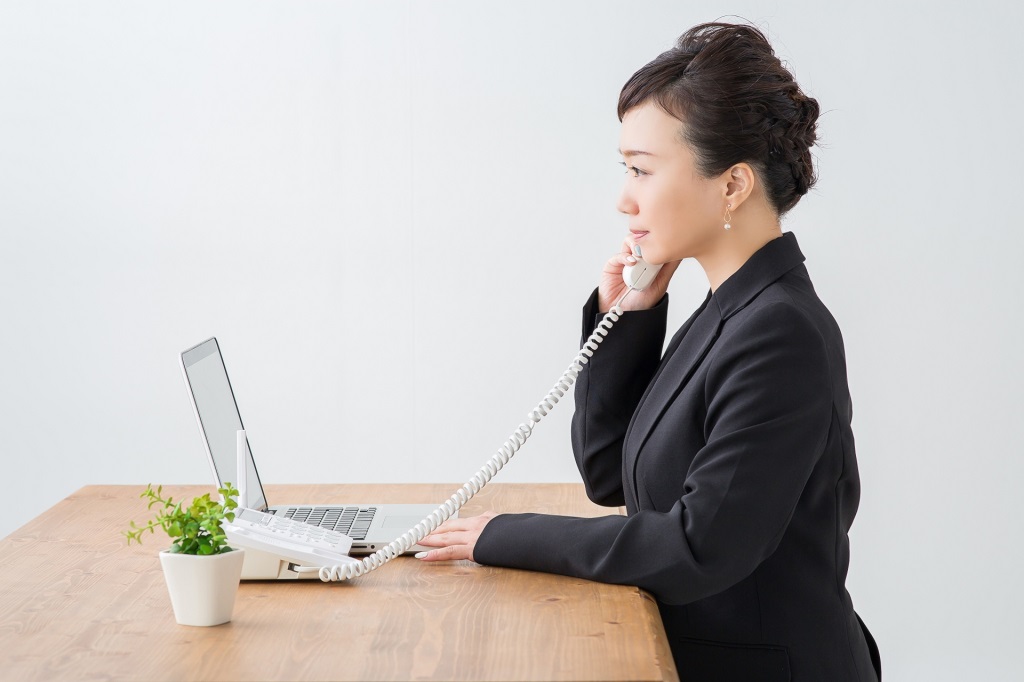 電話で不採用通知をする女性