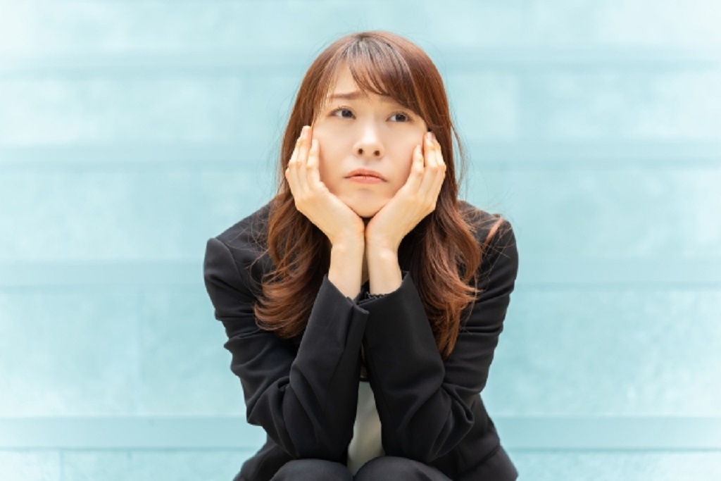 ビジネスウーマンが悩んでいる様子
