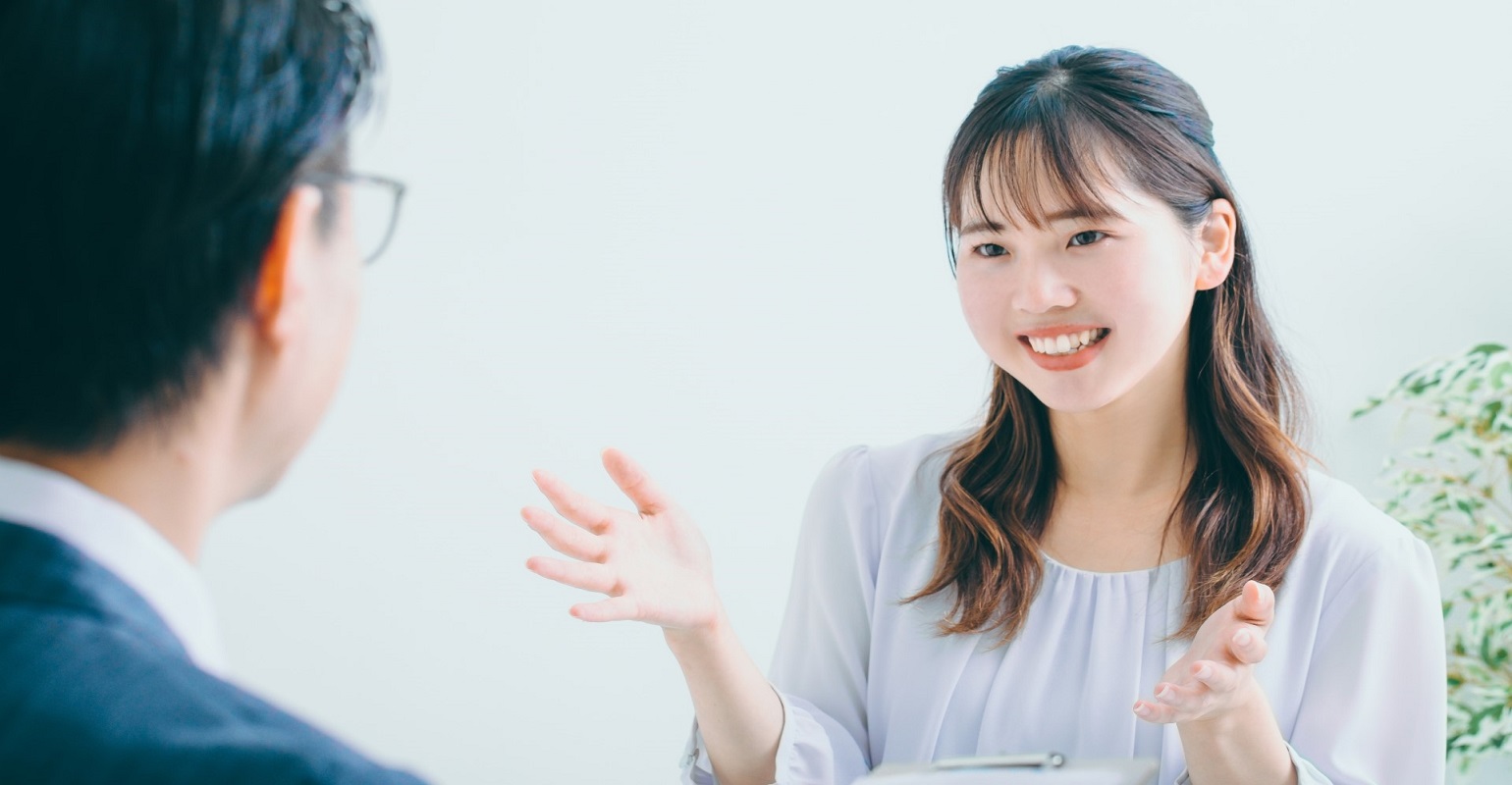 社員面談は、従業員との対話はもちろん、職場環境の向上を図る重要な機会です。個々人の意見や悩みを理解し相互の信頼関係を深めることで、より良い組織作りにつながります。本記事では、社員面談における従業員への主な質問例、内容に加え、アルバイトに対して行うことのメリットもピックアップ。効果的な面談の進め方を知るのにお役立ていただけますと幸いです。