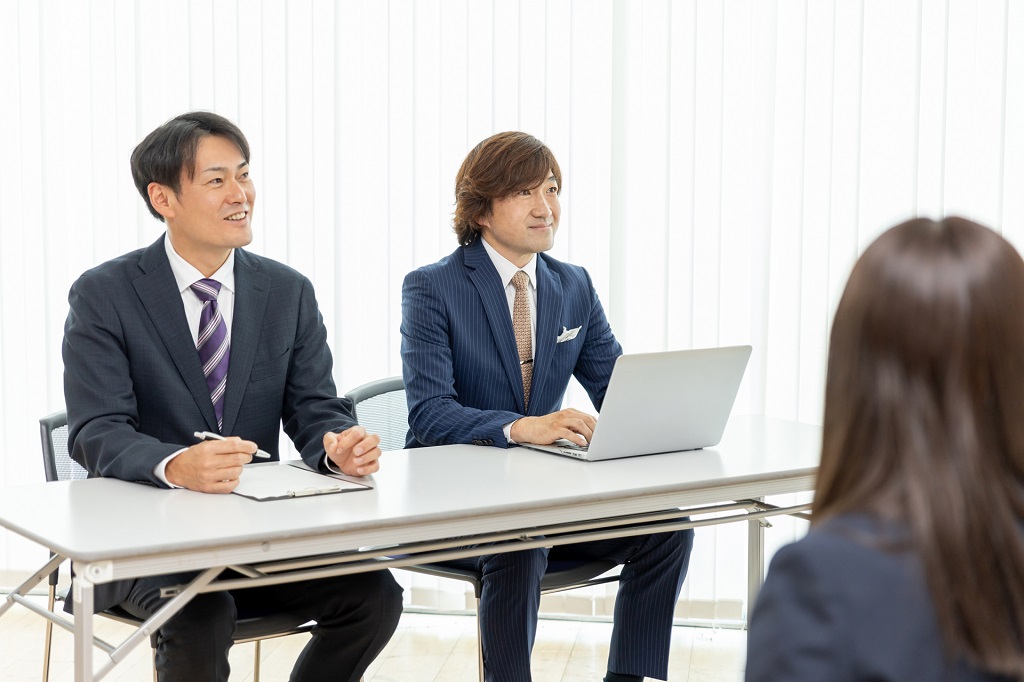 社員面談を集団で行う様子
