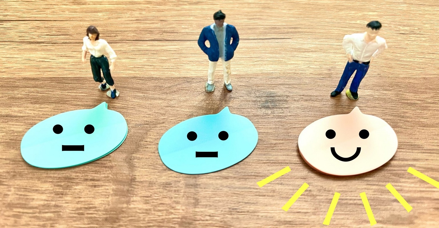 新たに従業員を募集するにあたっては、よい人材を確保すべく採用条件の設定が必要です。適切かつ明確な基準があれば、選考の軸もきっとぶれないことでしょう。とはいえ、そう易々と決められるかと問われれば、不安な担当者も一定数いらっしゃるように思います。そこで本記事では採用条件、採用基準の決め方を紹介。加えて、注意点などもピックアップしながら解説いたします。