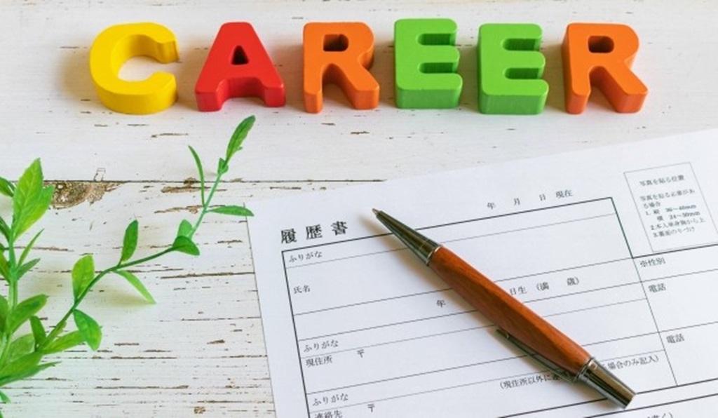 CAREERと書かれたブロックと履歴書