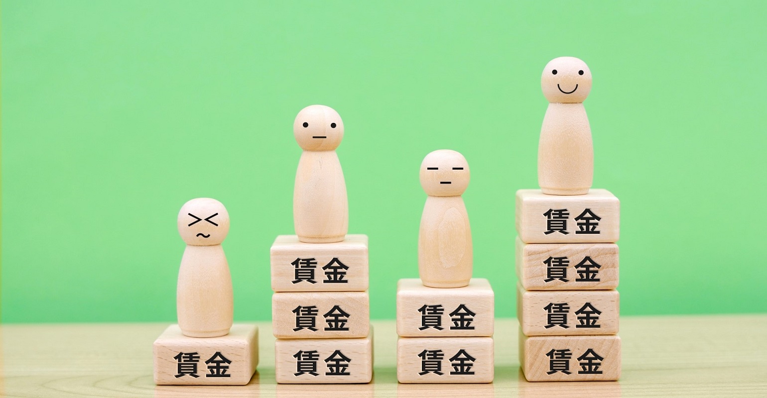 2021年4月1日より、中小企業でも「同一労働同一賃金」のルールが適用されるようになりました。本記事ではこの取り組みについてあらためてフォーカス。基礎知識を中心に、実施による企業側のメリット・デメリットや流れ、注意点等々くわしく解説します。
