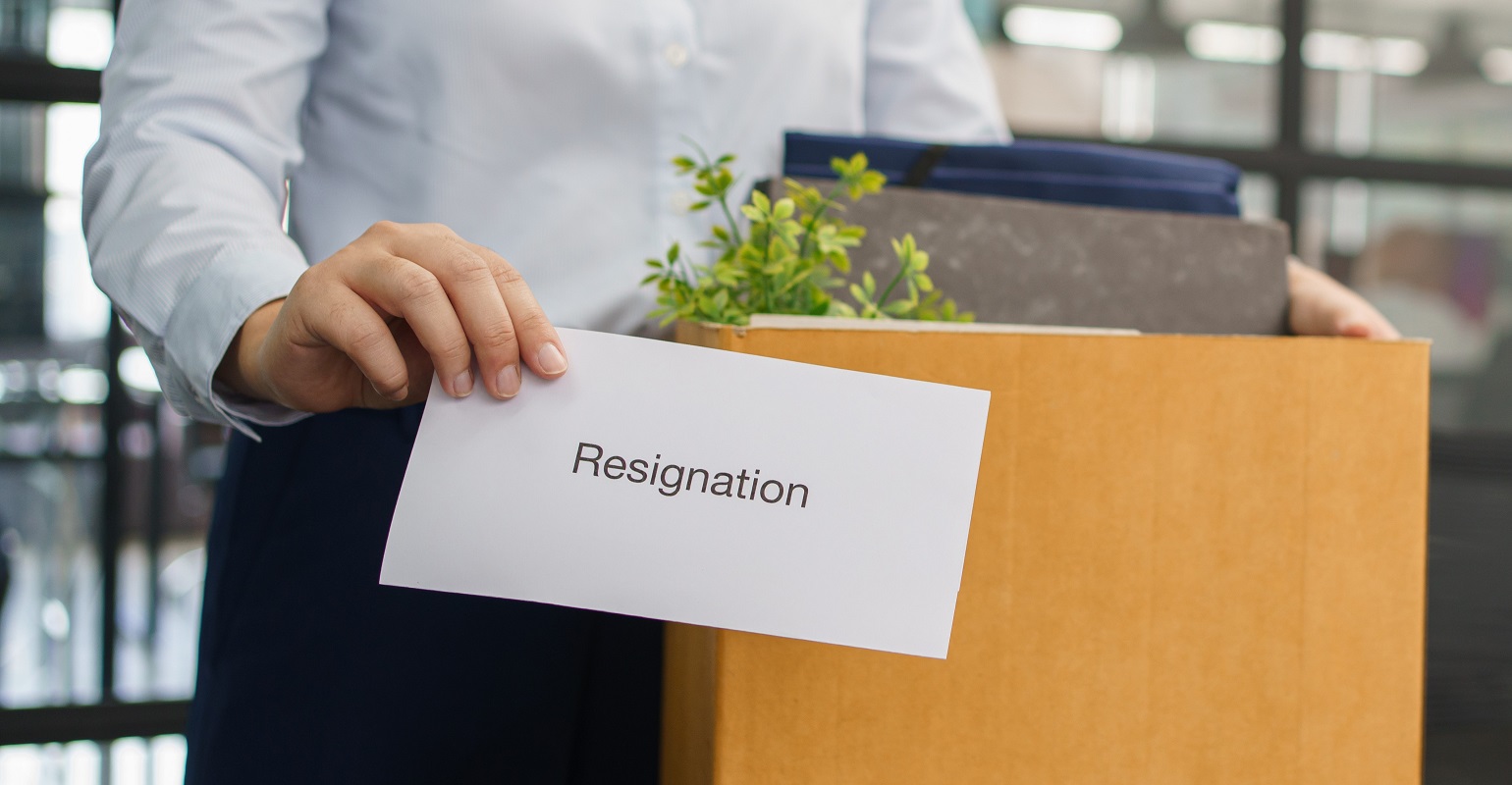 企業の経営者や人事担当者にとって、優秀な人材の離職は大きな痛手です。チームのパフォーマンスを支え、顧客からの信頼を獲得している従業員が突然辞めると聞けば、どうしたって頭を抱えてしまうでしょう。本記事では、会社を辞めてほしくない人の特徴や離職の原因を探るとともに、それを防ぐための対策についてくわしく解説していきます。