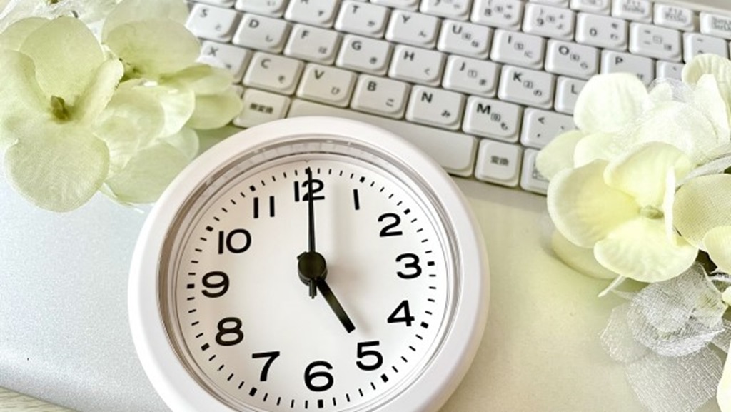 定時5時を示唆する時計