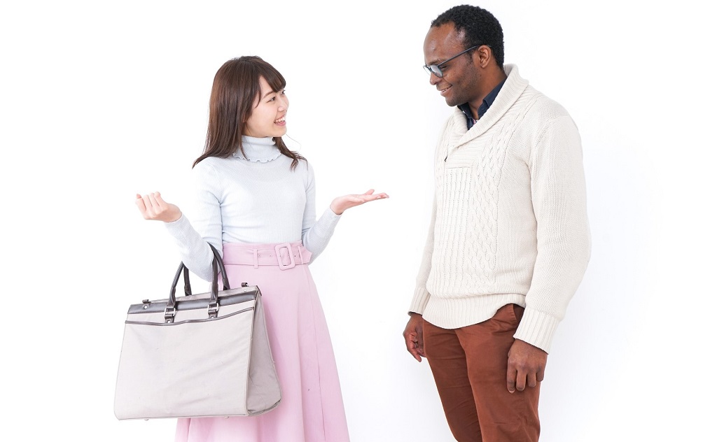 外国人留学生とコミュニケーションをとる様子