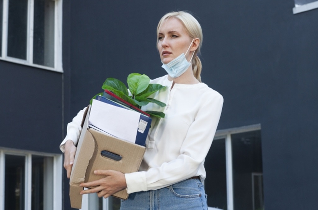 荷物をまとめて出ていく外国人の派遣社員
