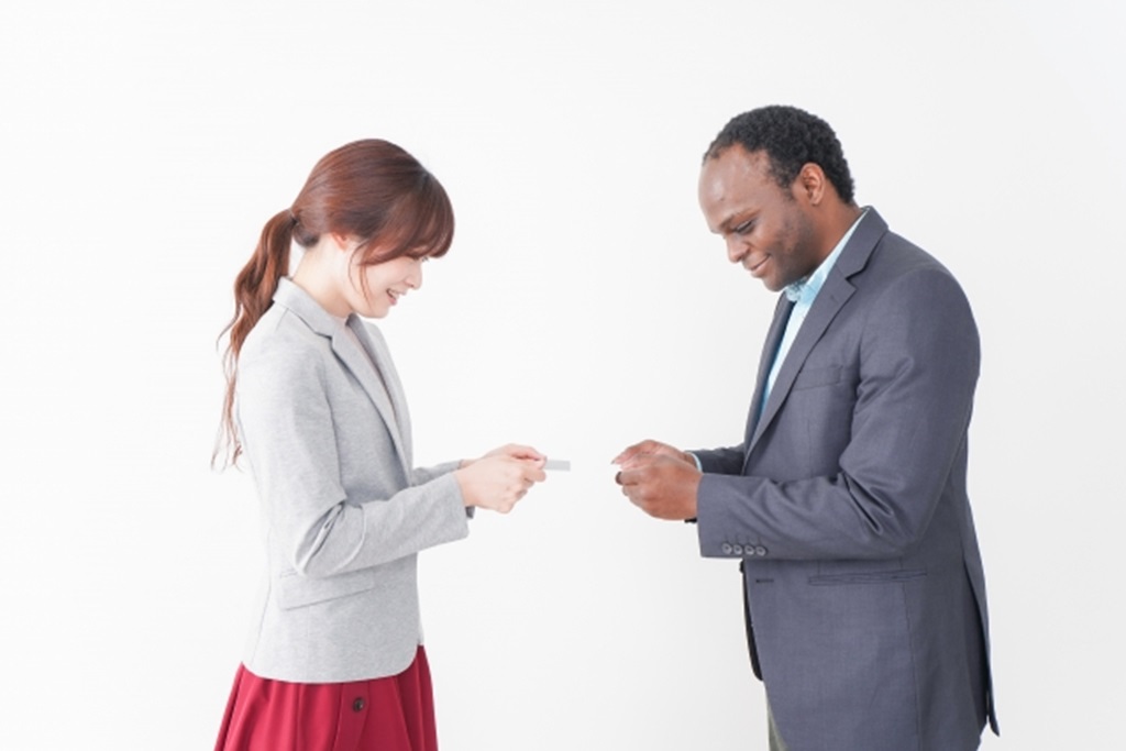 日本のビジネスマナーを外国人に教える様子