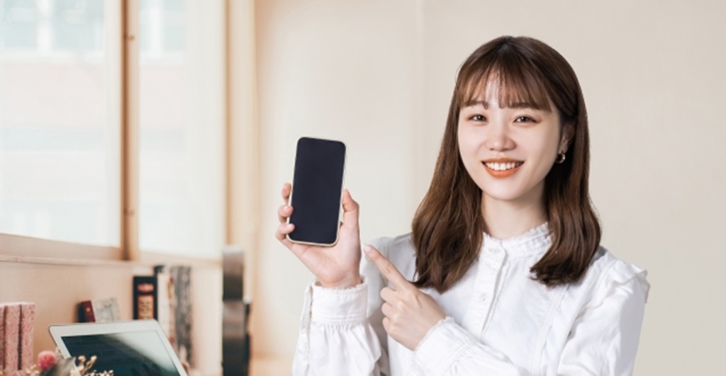 スマートフォンで求人サイトにアクセスしようとする女性