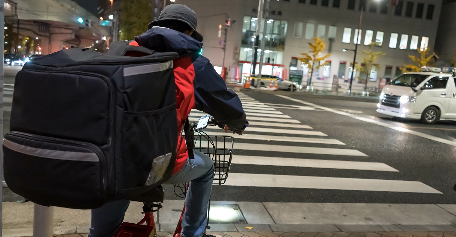 フリーターの採用は競合が多く難しくなりがちです。そのため、まずはフリーターの行動特性や傾向について深く理解する必要があります。そのうえで、募集条件や求人原稿を工夫すれば、応募獲得に至る確率は高まるはずです。なお、記事内ではより詳細な情報満載の資料や欲しい人材の採用成功に導く求人サービスもご案内しています。あわせてご活用いただけますと幸いです。