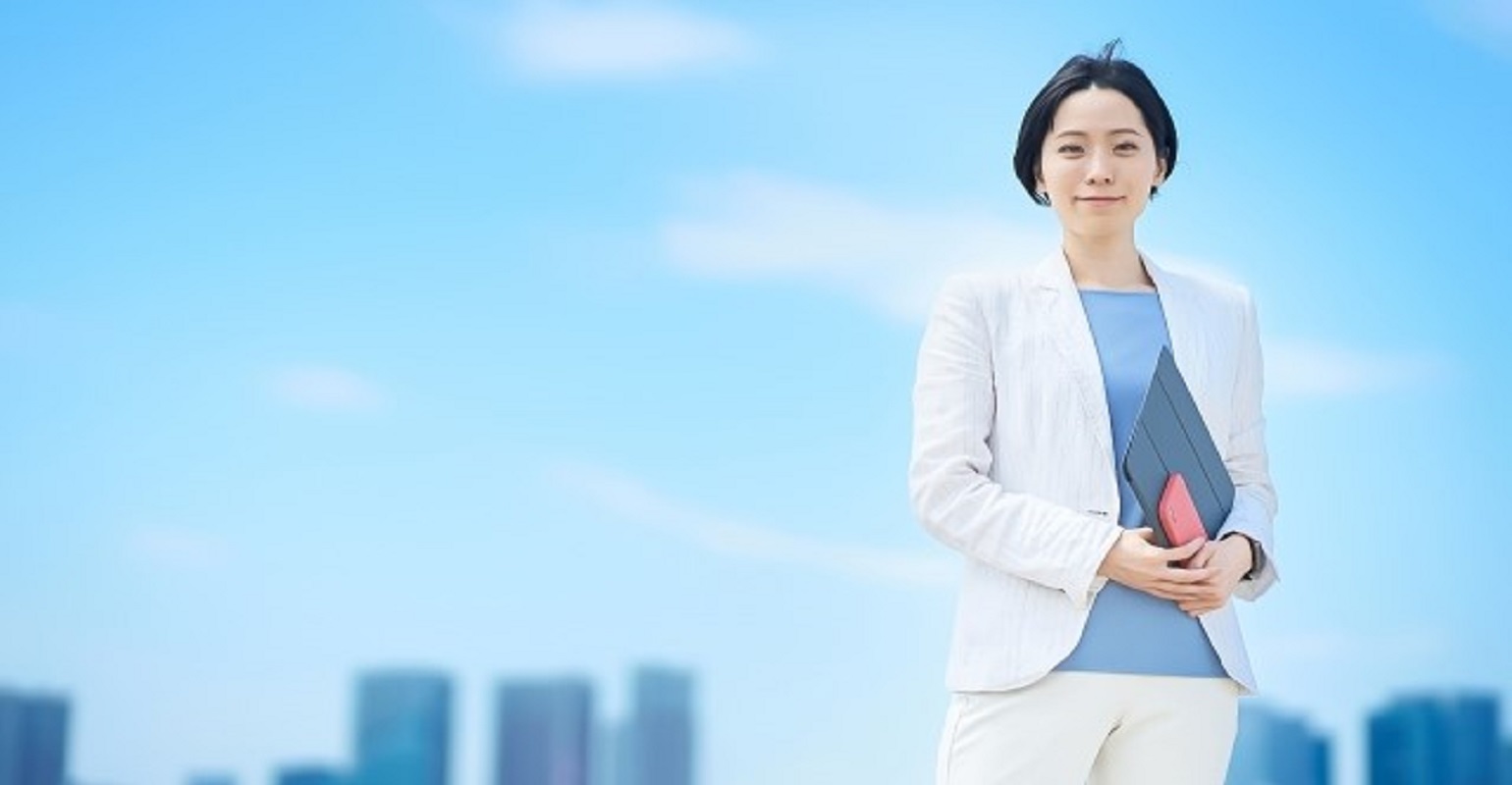 正社員登用制度を導入する企業は決して珍しくありません。もちろん、その背景には享受できるメリットの存在がうかがえます。一方で、デメリットやリスクがあるのも確かです。さらには、いざ導入するにも注意点が伴います。本記事では、これらについて具体的に解説。企業が（もちろん従業員にとっても）より良い雇用環境を築くためのヒントになれば幸いです。