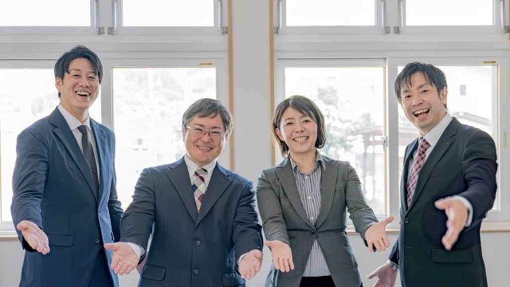 新入社員を好意的に迎え入れる4名の人事部メンバー