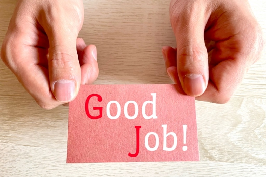 「Good Job」を差し出す様子