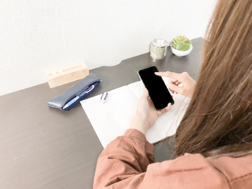 スマートフォンを触る女性