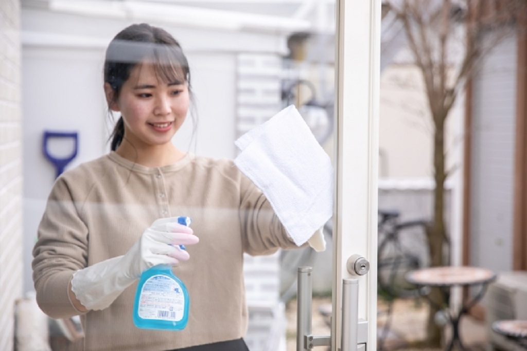 清掃作業をする女性