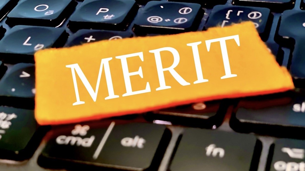 キーボードの上に描かれるMERITの文字