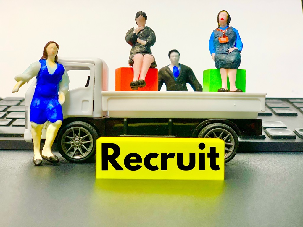 さまざまな業界の人とRecruitの文字