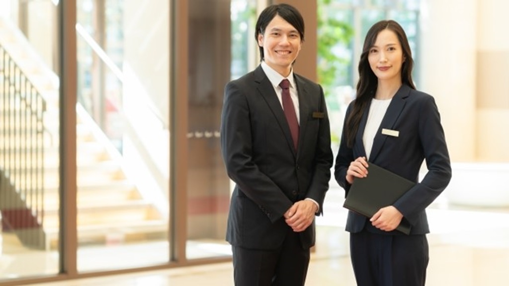 ホテルスタッフとして働く男女2名