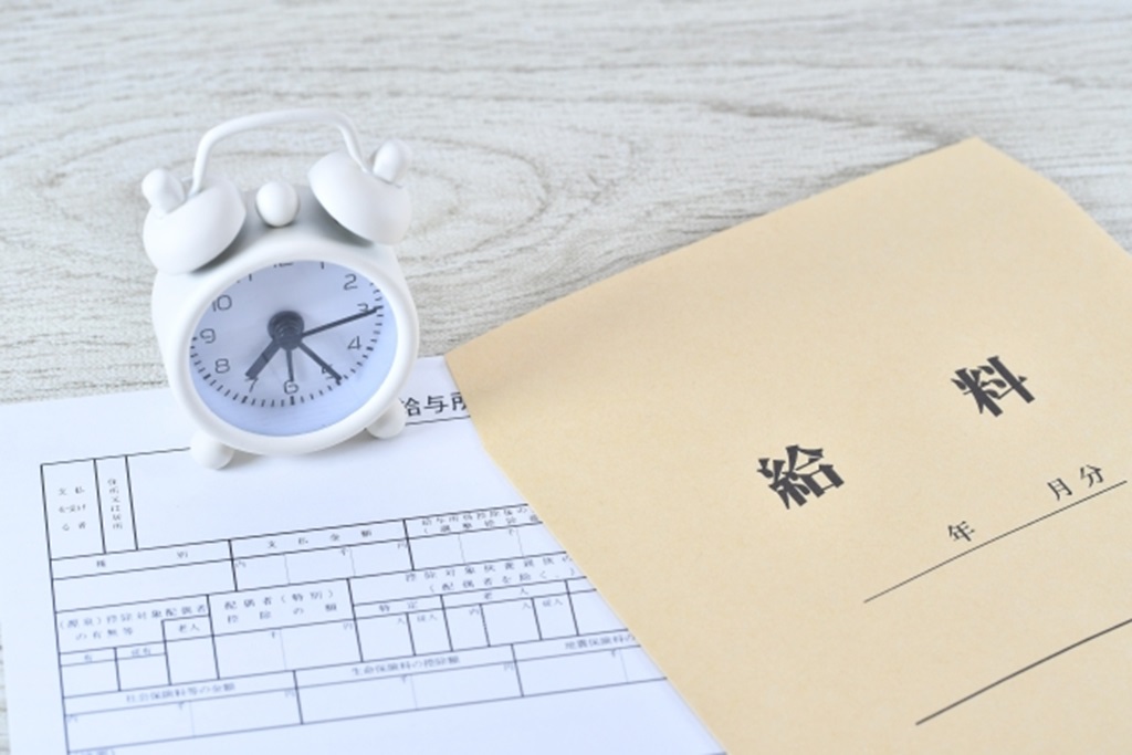 給料袋と時計と給与明細