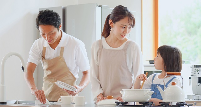 仲睦まじい主夫と主婦と子供