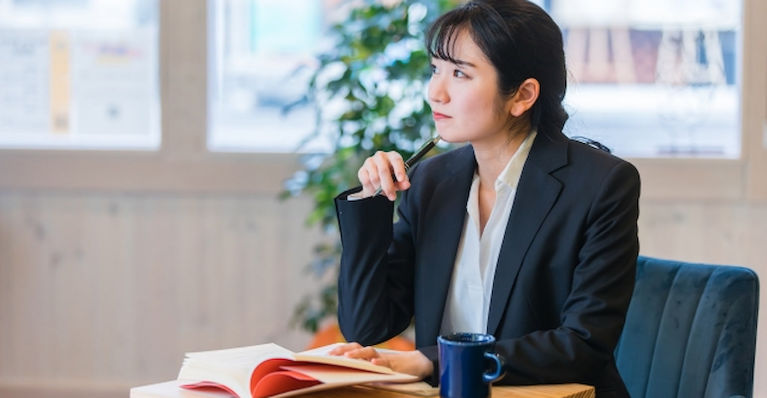 採用難易度が上がっているからこそ、より求職者に応募してもらえる求人広告を作成する必要があります。この記事では、求人広告（求人票）を作成する際に、効果を出すための書き方を例やテンプレートを含めて解説します。また、必ず明記しなければならない項目・ルールや注意点のご紹介と、応募を集めるための求人広告の作成方法についてお伝えします。