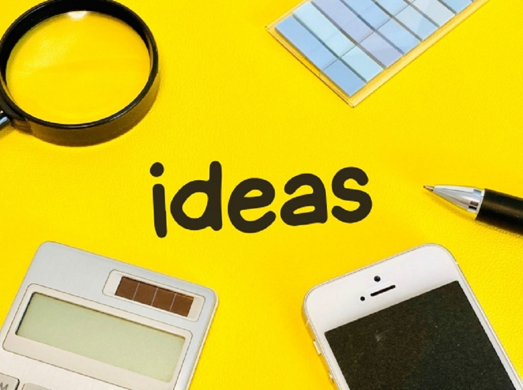 スマホや電卓に囲まれたideasの文字