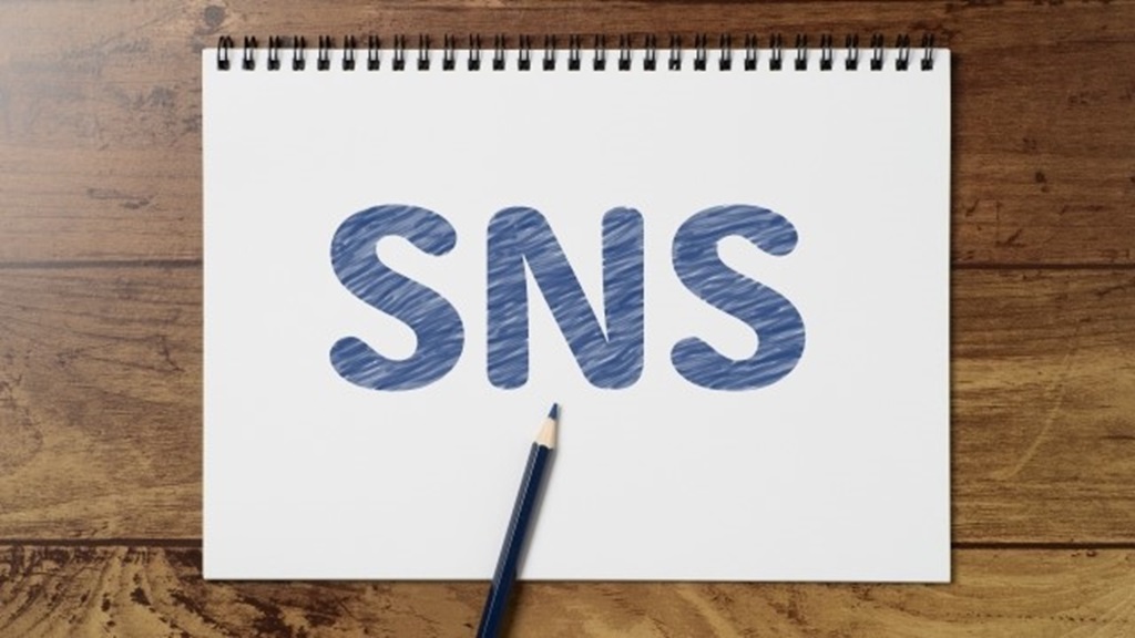 画用紙に書かれたSNSの文字