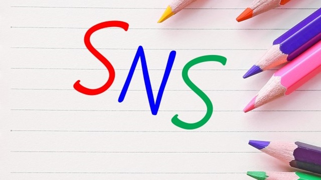 色鉛筆で書かれたSNSの文字