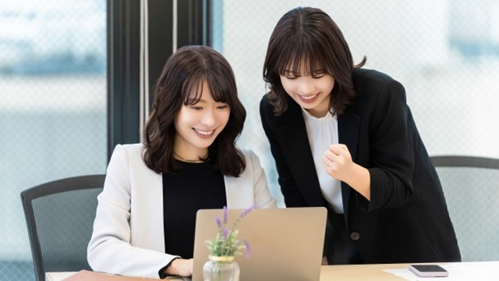 SNSを使って採用活動を行う笑顔の女性2名