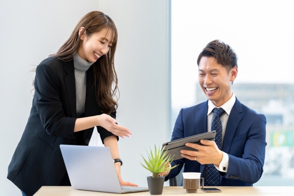 笑顔で働く男女