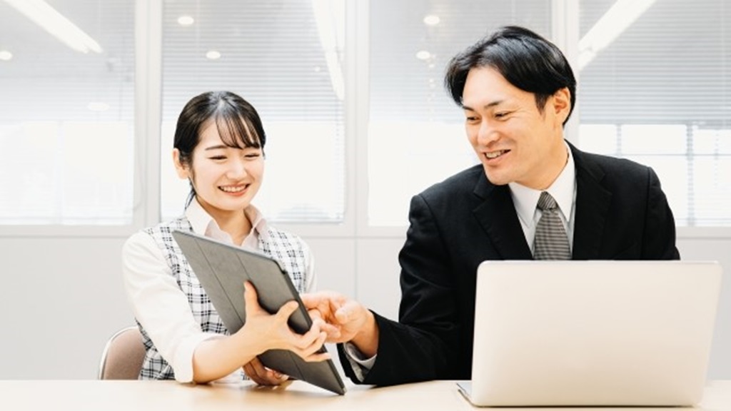 面接結果を共有する採用担当者