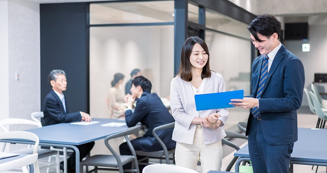 社内公募制度を利用して新たな部署で働く従業員のイメージ