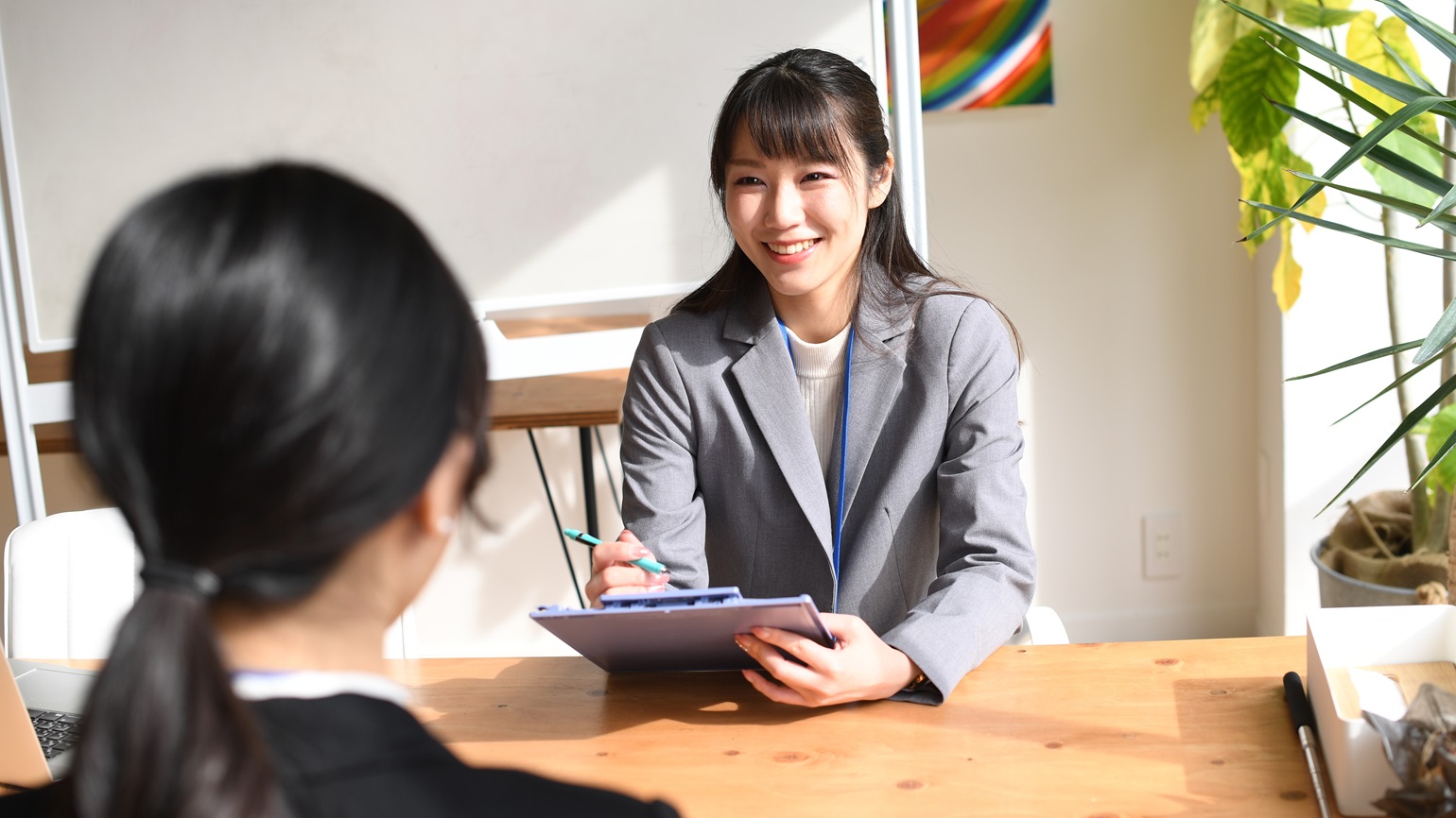 企業が採用面接で感じたことを応募者にフィードバックするケースも珍しくありません。そう、評価コメントです。大なり小なりそれは応募者の志望意欲にも影響します。だからこそ実施する場合はどう伝えるかが大事です。本記事では、採用面接で評価コメントを伝える際のコツや注意点を、具体例の紹介交えて解説します。