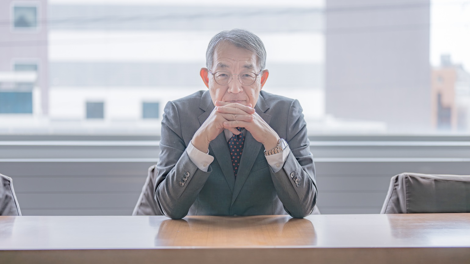 面接は、本来、企業と応募者が互いを理解し合うための場です。とはいえ、実際には企業側がイニシアティブを握る構造になりがちです。時には、説教や圧迫面接のような行為が平然と行われることもあります。本記事では、そうした旧態依然とした面接のあり方に警鐘を鳴らしつつ、面接における説教や圧迫的な対応は本当に許されるのか、その是非を読者に問いかけます。