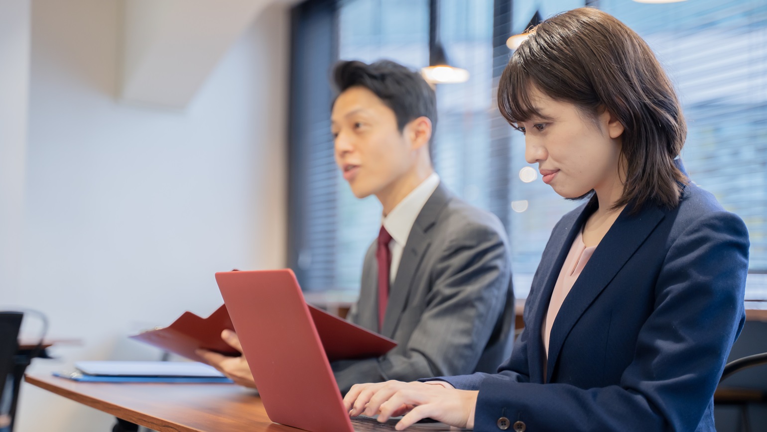 突然ですが、採用担当者の皆様にお聞きします。面接時に評価シートを用意されていますか。いわゆる面接シートがあることで、採用活動は随分と円滑に進められます。本記事では、そのメリットを伝えたうえで、作り方もご案内。採用する側が安心して面接選考に臨めるよう、ぜひご参照ください。