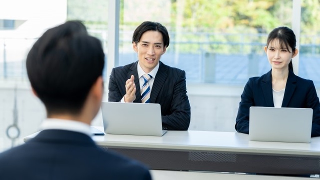 面接で応募者に質問する様子
