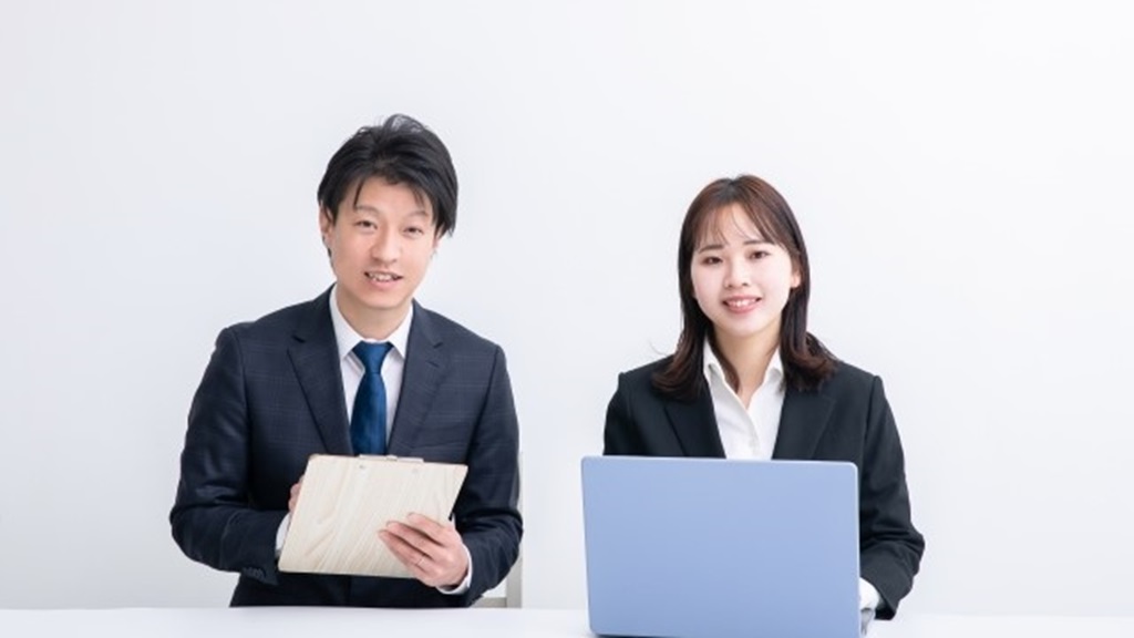 面接シートに記入しながら話を聞く様子