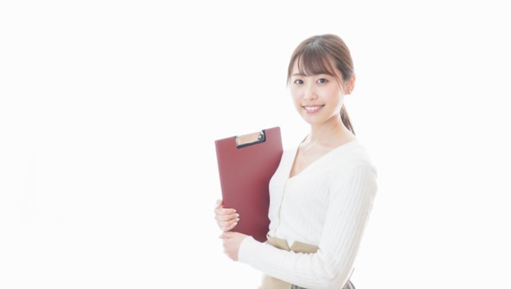 面接シートを持った採用担当の女性