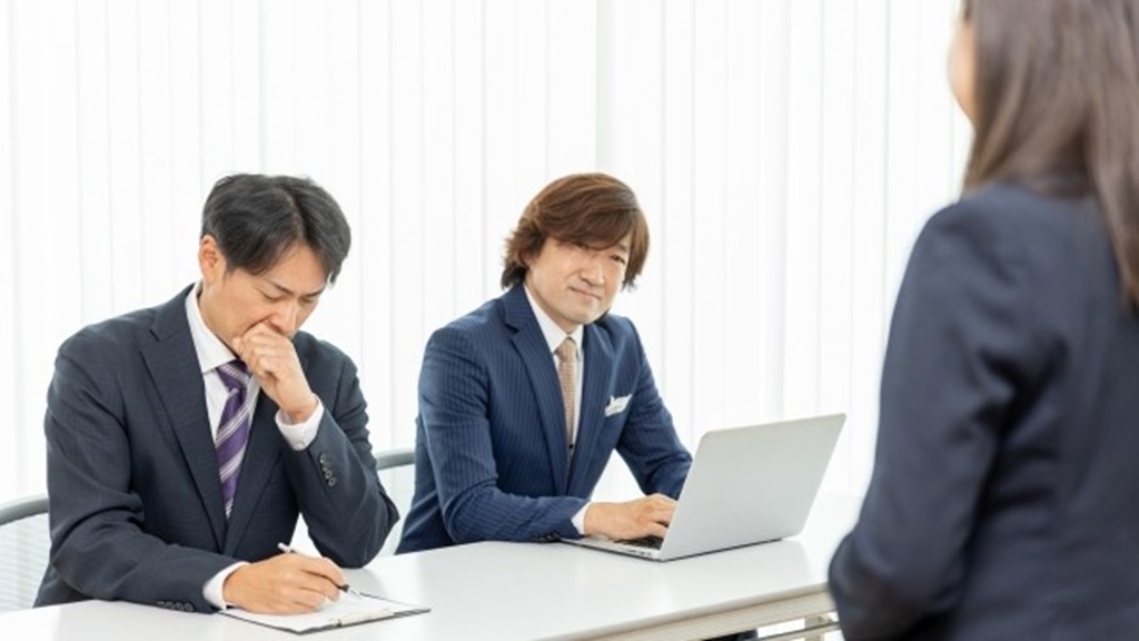 苦い表情を浮かべる面接官