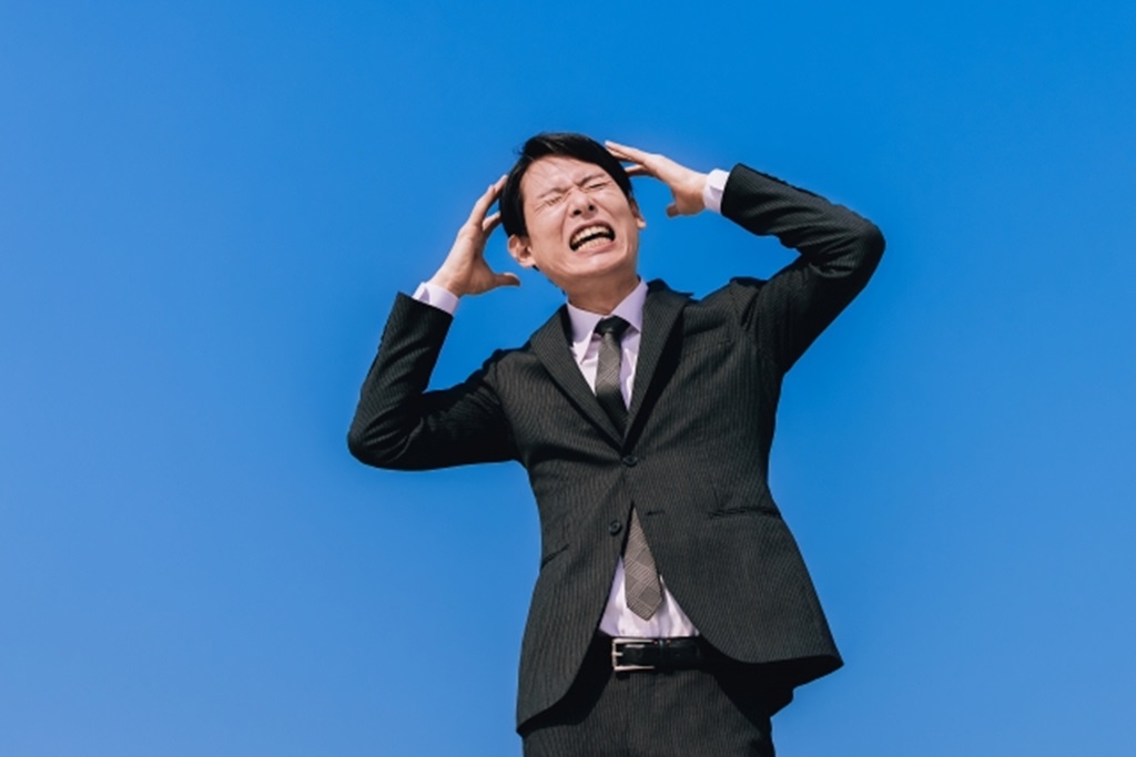 頭を抱える人事担当者