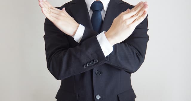 NGを表現するスーツを着た男性（イメージ）