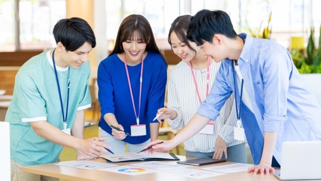 男女4名が仕事を協力して行う様子