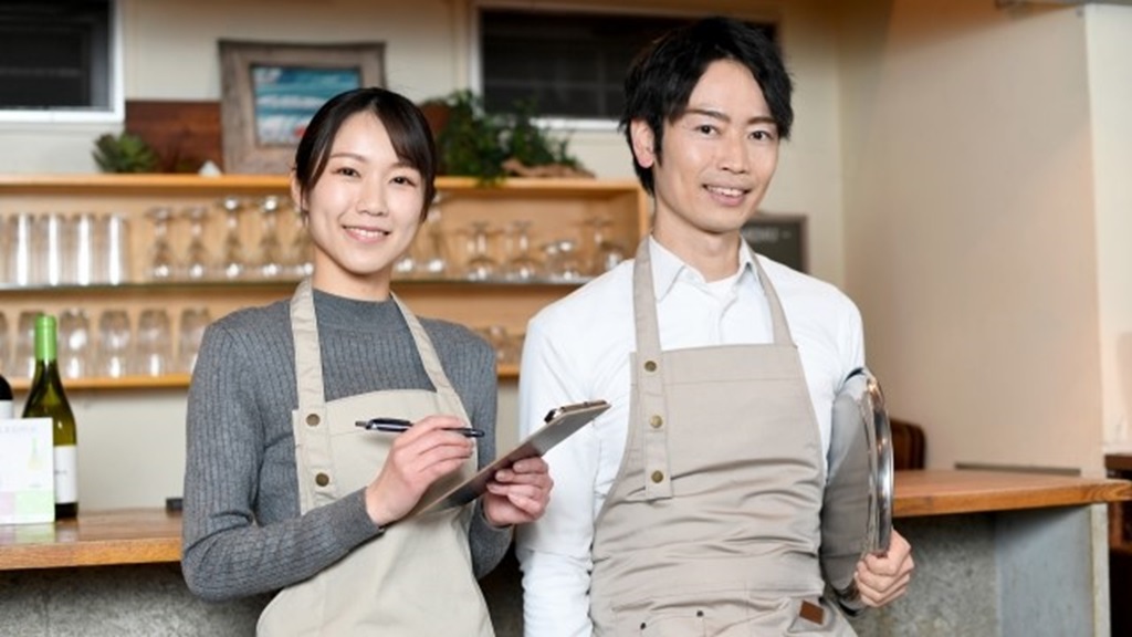 飲食店で働く笑顔のスタッフ
