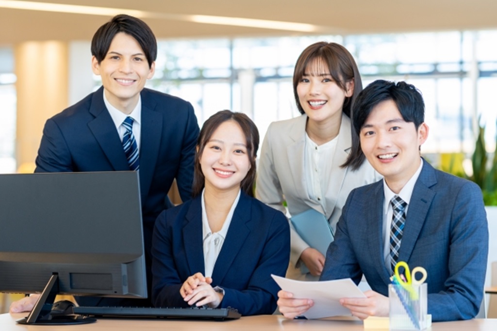 正面に向かって笑顔をふりまくフレッシュな人材