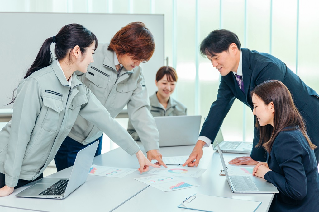 現場担当と採用担当が打ち合わせを行っている様子