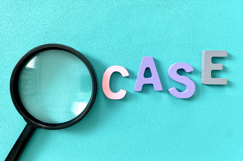 CASEの文字と虫眼鏡
