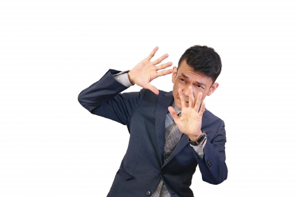 危険を感じる男性