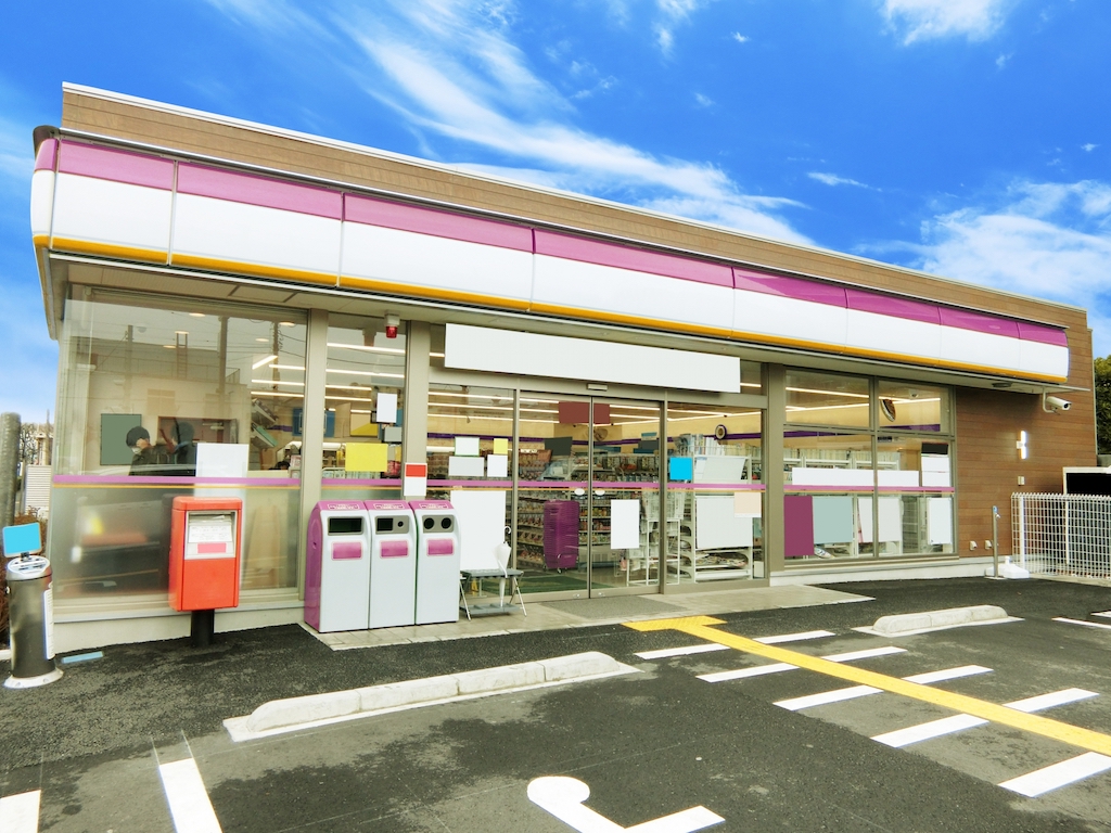 青空の下に某コンビニエンスストア