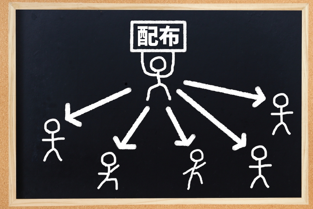 求人誌のフリーペーパーを配布する絵