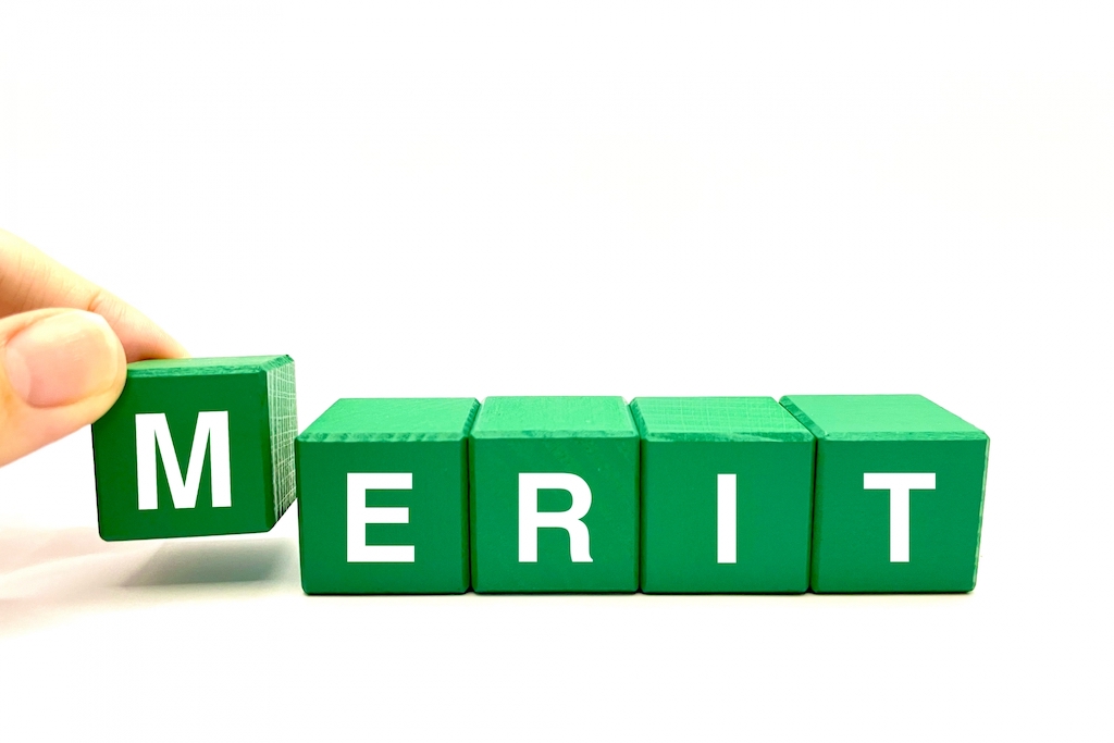 立方体ブロック5つで表現されたMERITの文字
